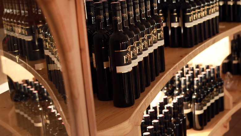 Weingut Fink, © weinfranz.at Regale mit Weinflaschen im Weingut Fink.