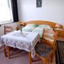 Zimmer, © Martin Herget Gemütliches Zimmer mit Doppelbett, Tisch, zwei Stühlen und Blumen.