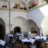 Gasthof zum Schwan, © Gasthof zum Schwan Innenhof eines Gasthofs mit gedeckten Tischen und Blumen.