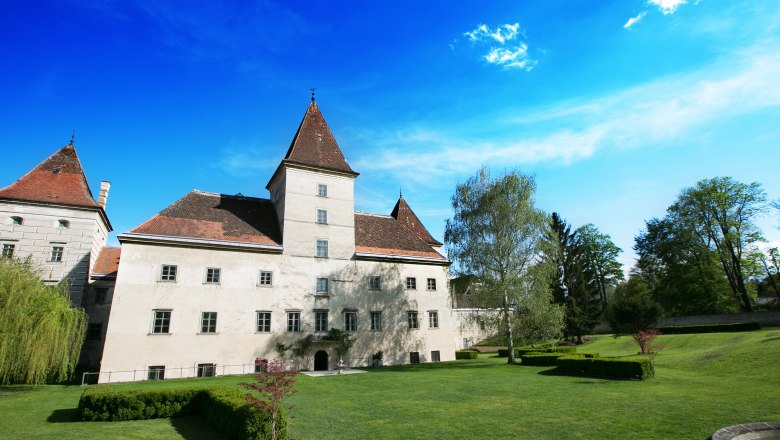 Schloss Walpersdorf mit Garten, © Schwarz-König.at Schloss Walpersdorf mit Garten und blauem Himmel.