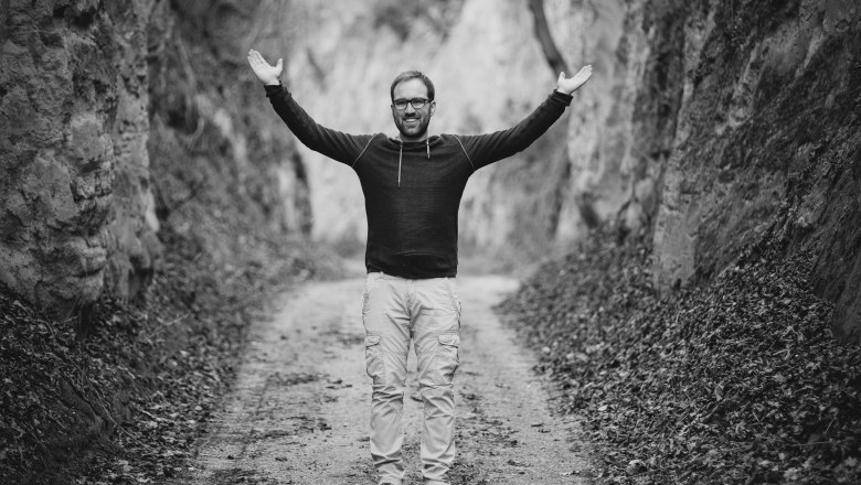 Viktor Fischer, © Tobias Singer schwarz weiss Bild vom Inhaber in einem Hohlweg