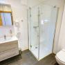 TDR-Smarthotel-Bad, © Schmid 1954 GmbH Badezimmer mit Dusche und weißen Fliesen