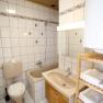 TDR-Smarthotel-Bad, © Schmid 1954 GmbH BAdezimme rmit weißen Fliesen, Badewanne und WC im Raum