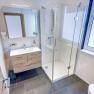 TDR-Smarthotel-Bad, © Schmid 1954 GmbH Badezimmer mit Dusche und Fenster, weiße Fliesen