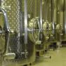 TDR-Weingut Haimel Keller, © Weingut Haimel Reihe von Edelstahltanks in einem Weinkeller.