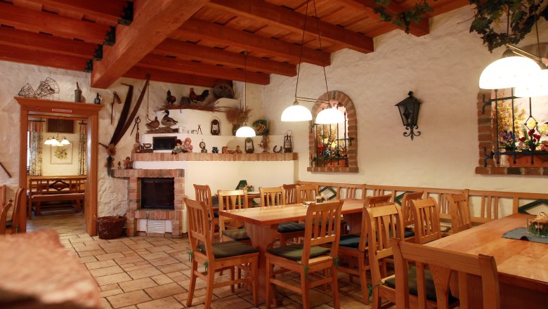 Weinbau Gill, © weinfranz.at Gemütlicher Gastraum mit Holzmöbeln und rustikaler Dekoration.