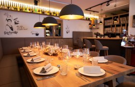 Genuss MEISTEREI Heiligeneich, © Philipp Monihart – www.charakter.photos Eleganter, gedeckter Tisch in einem stilvollen Restaurant mit warmem Licht und moderner Dekoration.