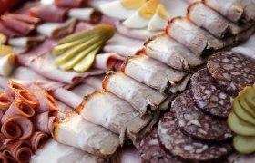 Jause, © weinfranz.at Verschiedene Wurst- und Fleischsorten auf einem Teller angerichtet.