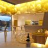 Zimmer Weingut Haimel, © Weingut Haimel Modernes Verkostungszimmer in einem Weingut mit gelber Deckenbeleuchtung und Glaswänden.
