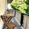 TDR-GasthofKirchenwirth-Balkon, © Josef Burger Holzbalkon mit Tisch und Stühlen, daneben grüne Bäume.