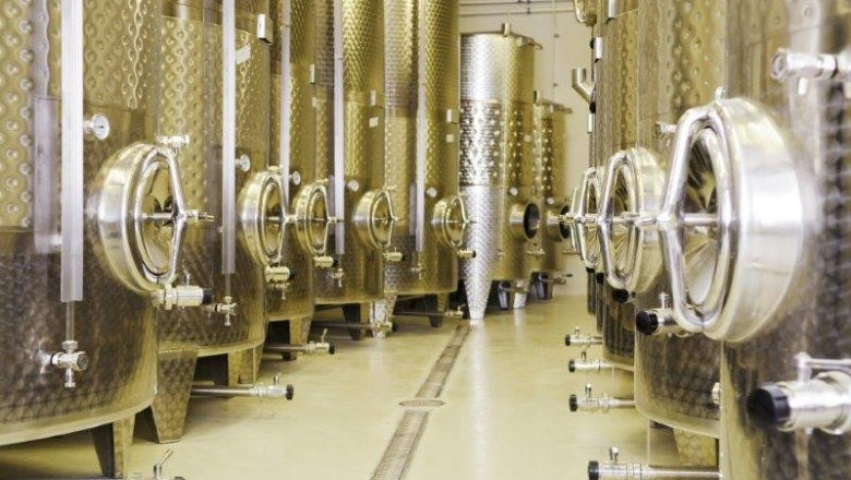 Weinkeller Weingut Haimel, © Weingut Haimel Moderne Weinfässer nebeneinander.