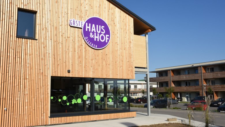 gastehaus-seitlich-ecke-sonnig, © Helmut Leonhartsberger Gästehaus Ansicht von aussen