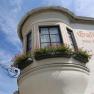 Gasthof zum Schwan, © Gasthof zum Schwan Fassade des Gasthofs zum Schwan mit Erker und Blumenkästen.