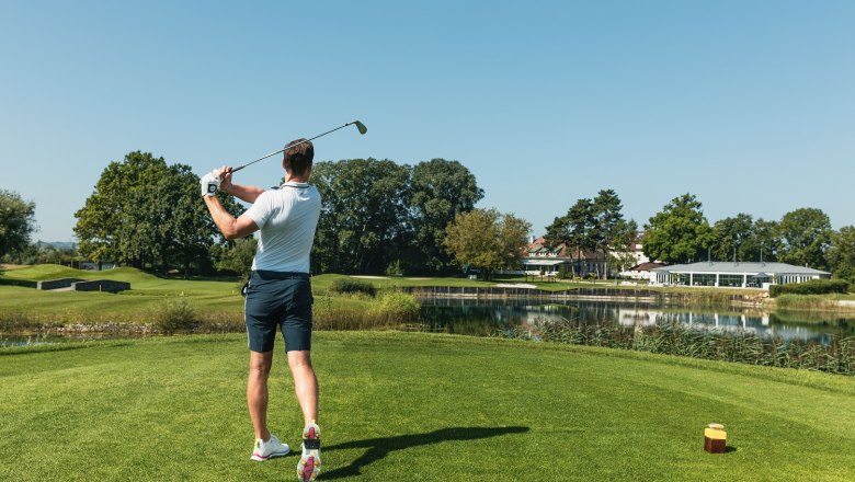 Hotel DCC, © Diamond Country Club Golfspieler mit Golfschläger in der Hand, welcher gerade Golf spielt.