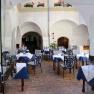 Gasthof zum Schwan, © Gerda Schmidt Innenhof eines Restaurants mit gedeckten Tischen und gestreiften Stühlen.