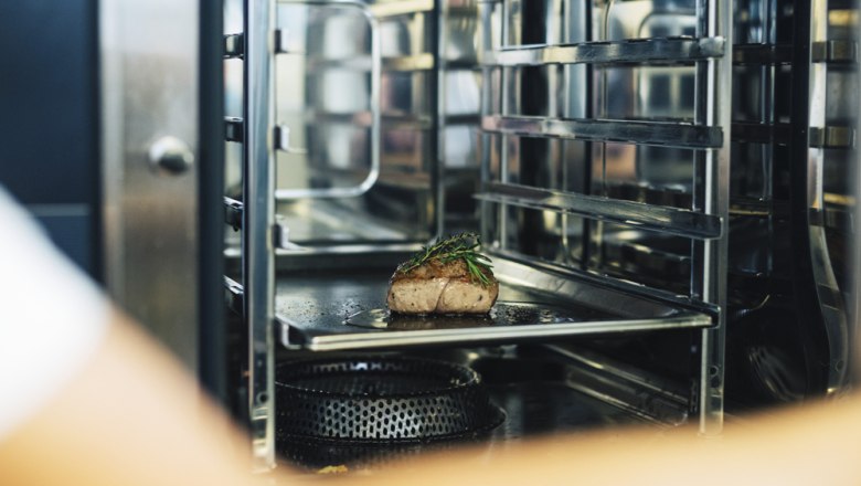 Selbst gejagtes Skilawild aus dem Donauraum, © Niederösterreich Werbung/David Schreiber Ein Stück Fleisch mit Kräutern in einem professionellen Ofen.