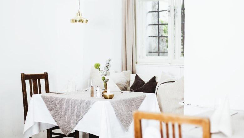 Verbindung von Kultur und Genuss, © Niederösterreich Werbung/David Schreiber Gemütlich eingerichtetes Restaurant mit Holzmöbeln und Tischdeko.