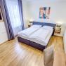 TDR-Smarthotel-Schlafzimmer, © Schmid 1954 GmbH Doppelzimmer mit großem Fenster und Holzfußboden