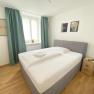 TDR-Smarthotel-DZ, © Schmid 1954 GmbH Doppelzimmer mit Holzboden und großem Fenster