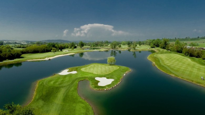 Ausblick auf den Golfplatz mit weitläufigen See.