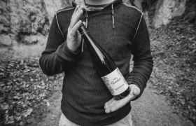 Winzer präsentiert Weinflasche