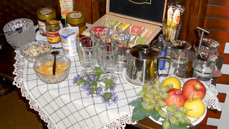 Fr&uuml;hst&uuml;cksbuffet mit verschiedenem Tee, Obst und Aufstrichen.