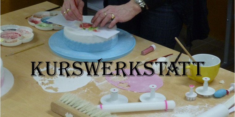Person dekoriert eine Torte mit Werkzeugen und Farben auf einem Tisch.