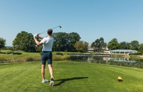 Golfspieler mit Golfschläger in der Hand, welcher gerade Golf spielt.