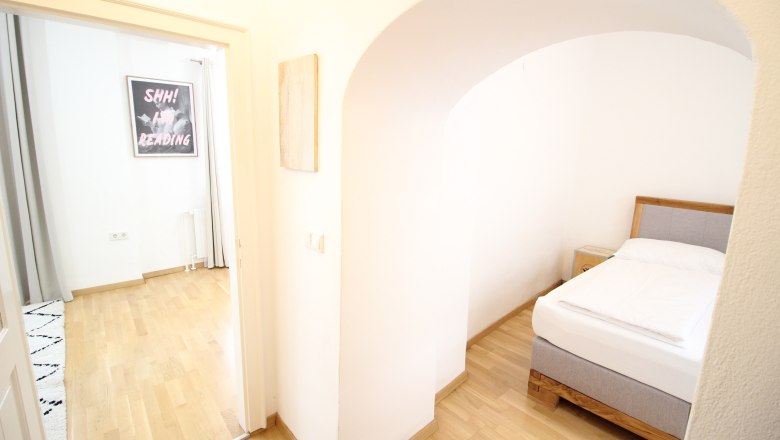 Helles Zimmer Blick ins Schlafzimmer und Wohnzimmer