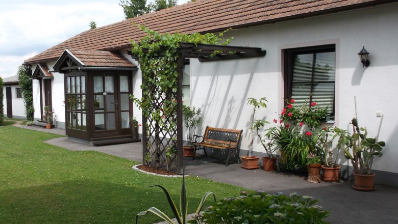 Gepflegter Garten ,ot vielen Topfpflanzen und die Eingangst&uuml;ren zu den Wohnungen.