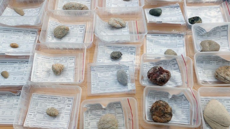 Bei der Ausgrabung wurden zahlreiche Schleudersteine gefunden, &copy; Jakob Maurer