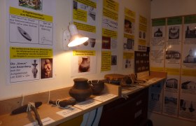 Ausstellung im Heimatmuseum mit archäologischen Funden und Informationstafeln.