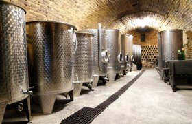 Ein Weinkeller mit gro&szlig;en Edelstahltanks und Ziegelgew&ouml;lbe.