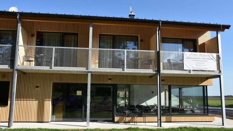 Gästehaus mit Holzfassade von vorne.