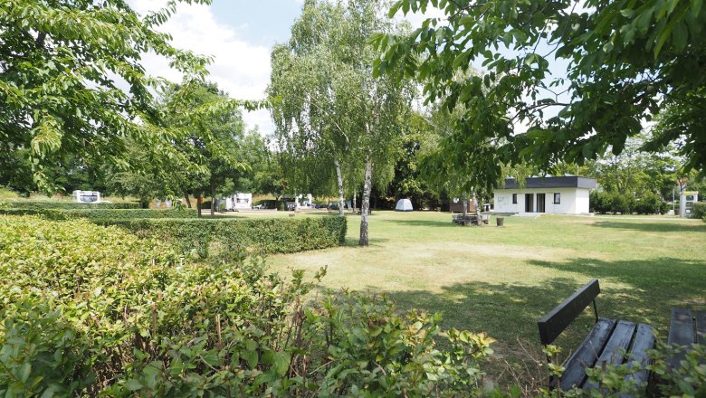 TDR-Campingplatz Zwentendorf, © Marika Ofner Stellplatz auf einer frisch gemähten Wiese. Om Hintergrund ein Häuschen für Sanitäranlage.