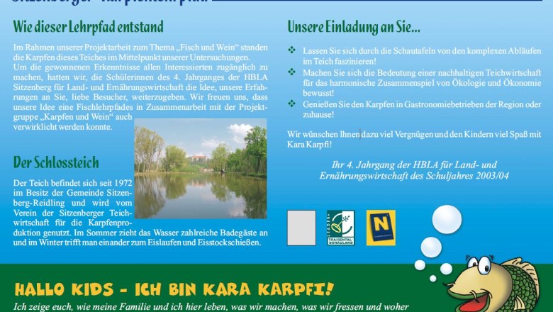Informationsschild über den Karpfenlehrpfad in Sitzenberg mit Texten und einem Bild des Schlossteichs.