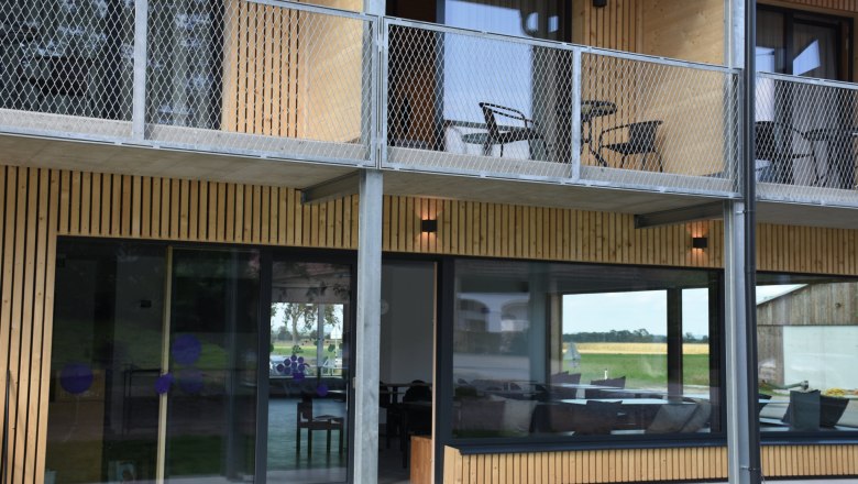 Eingang der Terrasse und darüber die Balkone.