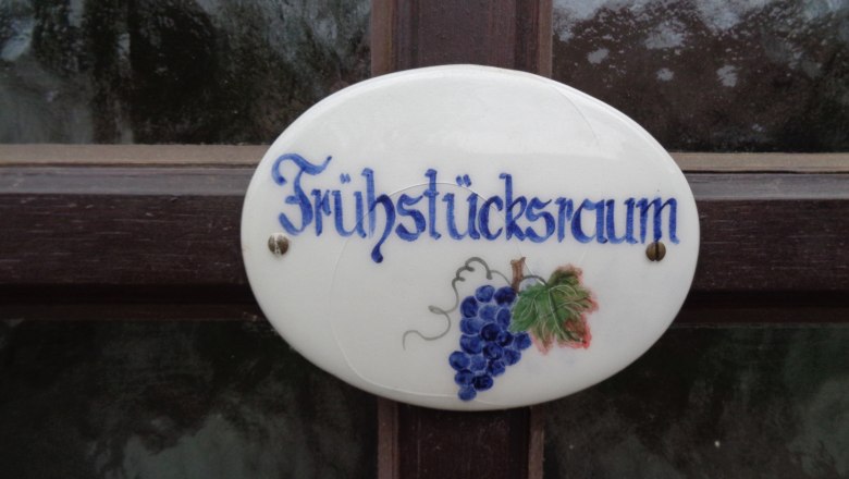 Schild mit der Aufschrift "Fr&uuml;hst&uuml;cksraum".
