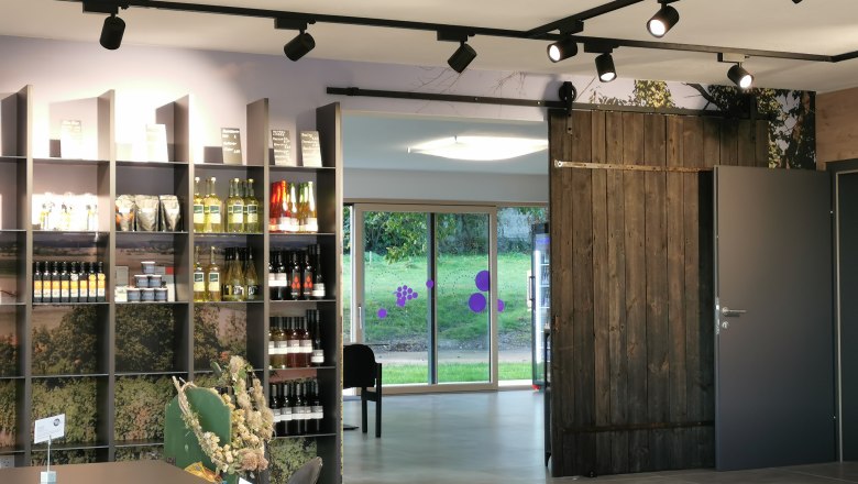 Ansicht des Hofladens mit Blick auf ein Regal mit Wein und anderen Produkte.