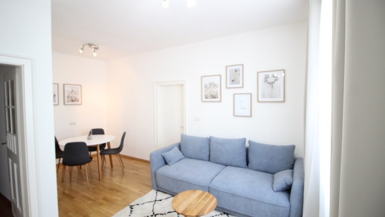 Wohnzimmer mit Couch
