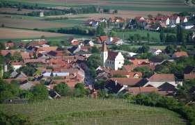 Luftaufnahme von Inzersdorf mit Pfarrkirche und umliegenden H&auml;usern.