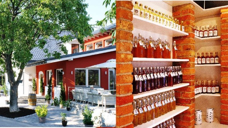 Außenansicht eines roten Gebäudes mit Terrasse und Baum, daneben ein Regal mit Flaschen in einem Innenraum.