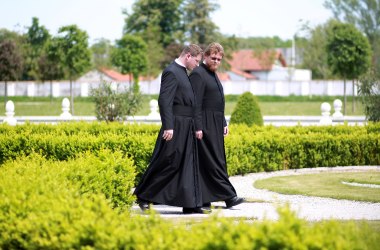 Spaziergang im Garten des Stiftes Herzogenburg, © Mostviertel Tourismus, weinfranz.at