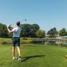 Golfspieler mit Golfschl&auml;ger in der Hand, welcher gerade Golf spielt.